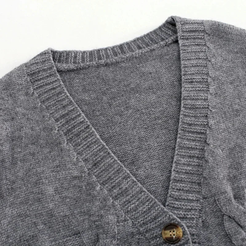 Élégance Tissée  – Le Cardigan Parfait pour un Hiver Chic